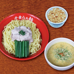 新作つけ麺 「麺と肉とハーブカレー」 千葉大学発 ノンメタポークとの新感覚コラボつけ麺!