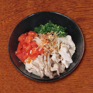 豚バラと肩ロースに特製バルサミコソースをかけ、部位の違いを楽しんで頂けます!麺には特製のごまだれをたっぷりとからめ、トマト、青ねぎ、もやしをトッピングしました!