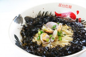 千葉県産の青のり・きざみのり、大野商店さんの黒ばらのりの3種類をミックスし、一杯の拉麺にふんだんにトッピングしました!だしにはアサリや昆布を用い、海の香り豊かな一杯となっております!!