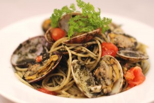 アサリのパスタ「ボンゴレビアンコ」と、風味豊かな船橋三番瀬の海苔を合わせた逸品。海の幸の響演を楽しんでください!