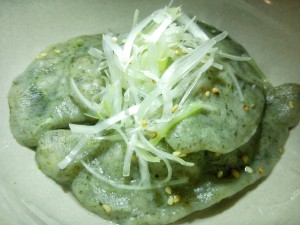 自家製の皮に海苔を練り込みツルッとしてもっちもちに磯の香りをプラス♪塩で食べることにより風味が引き立ちより一層美味しく頂ける一品!具材は豚の旨みスープれんこんのシャキシャキが口の中を楽しませてくれます!