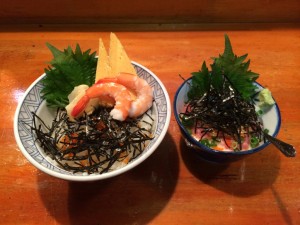 船橋の海苔で山芋、納豆、海鮮の磯の風味を引出したバクダン丼。 船橋の海苔で鶏肉を全面にコーティングした磯部風ステーキ。